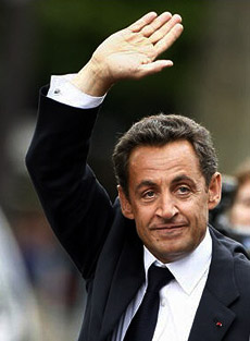Sarko ENFIN en tête des sondages !!! Sarkozy_SalutMerou