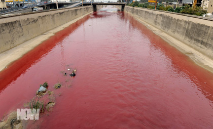 BOŽJA OPOMENA?  Beirut-River-turns-red