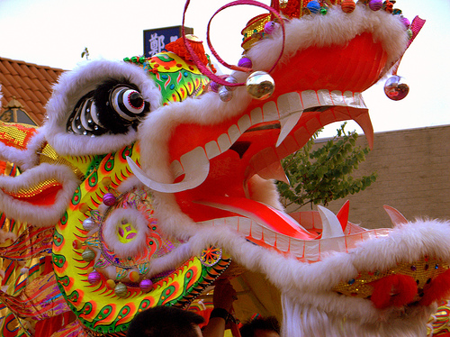 في عام التنين الصيني رقصة تنين تحت الماء لاستقبال عيد الربيع  Dragon