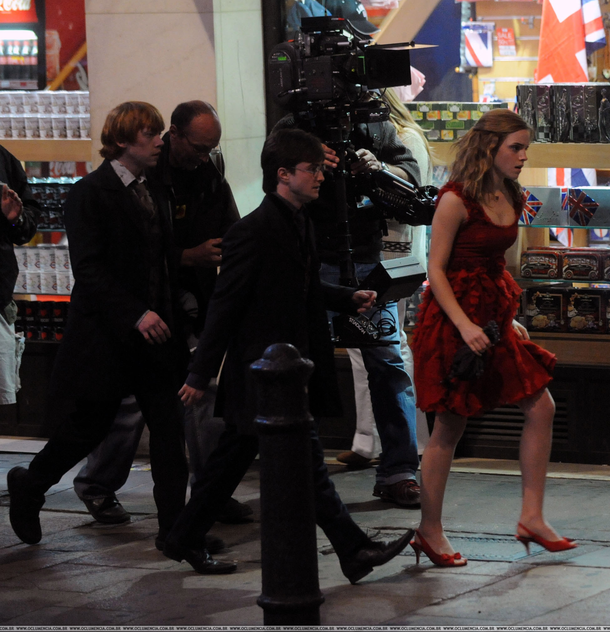 fotos del trio en la boda de Fleur y Bill---hp7 Filmming5-london-deathlyhallows_13