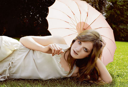 Emma Watson No es la Unica Modelo, Bonnie Wright No se queda atras! Umbrella-415x283