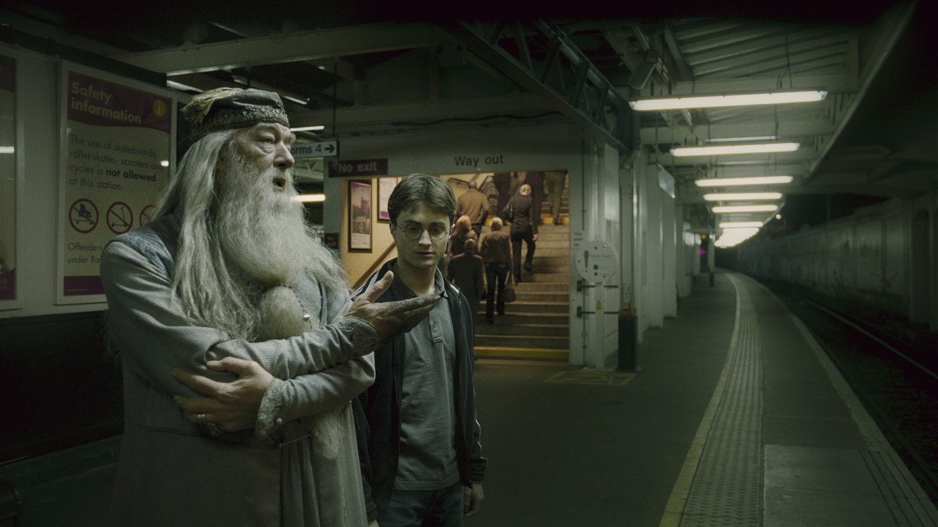 ***42 imagenes en alta resolucion de hp6 estan FILETES =P **** Dumbledore-harrypotterprincipe