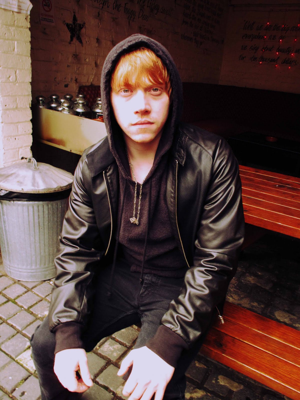 http://bloghogwarts.com/2010/03/13/nueva-sesion-fotografica-de-rupert-grint-para-la-revista-de-nueva-zelanda-no/ Harry-Potter-Rupert-01