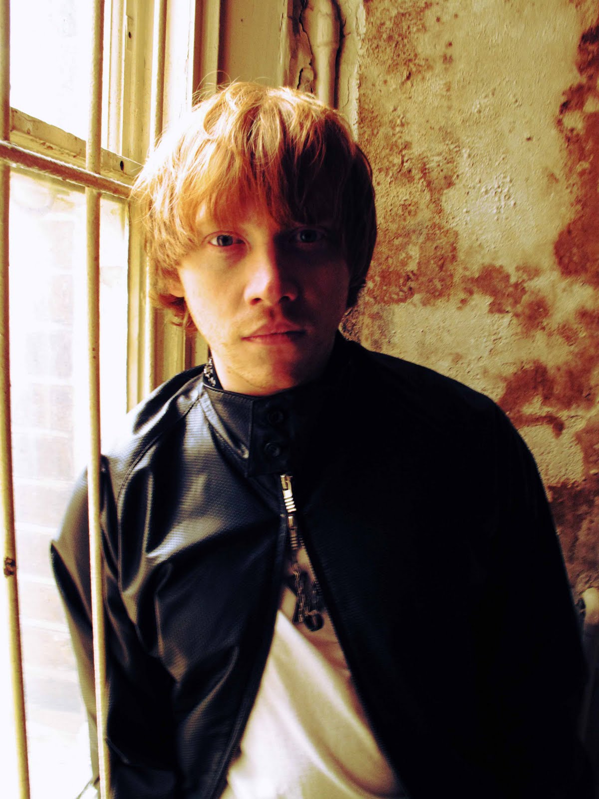 http://bloghogwarts.com/2010/03/13/nueva-sesion-fotografica-de-rupert-grint-para-la-revista-de-nueva-zelanda-no/ Harry-Potter-Rupert-02