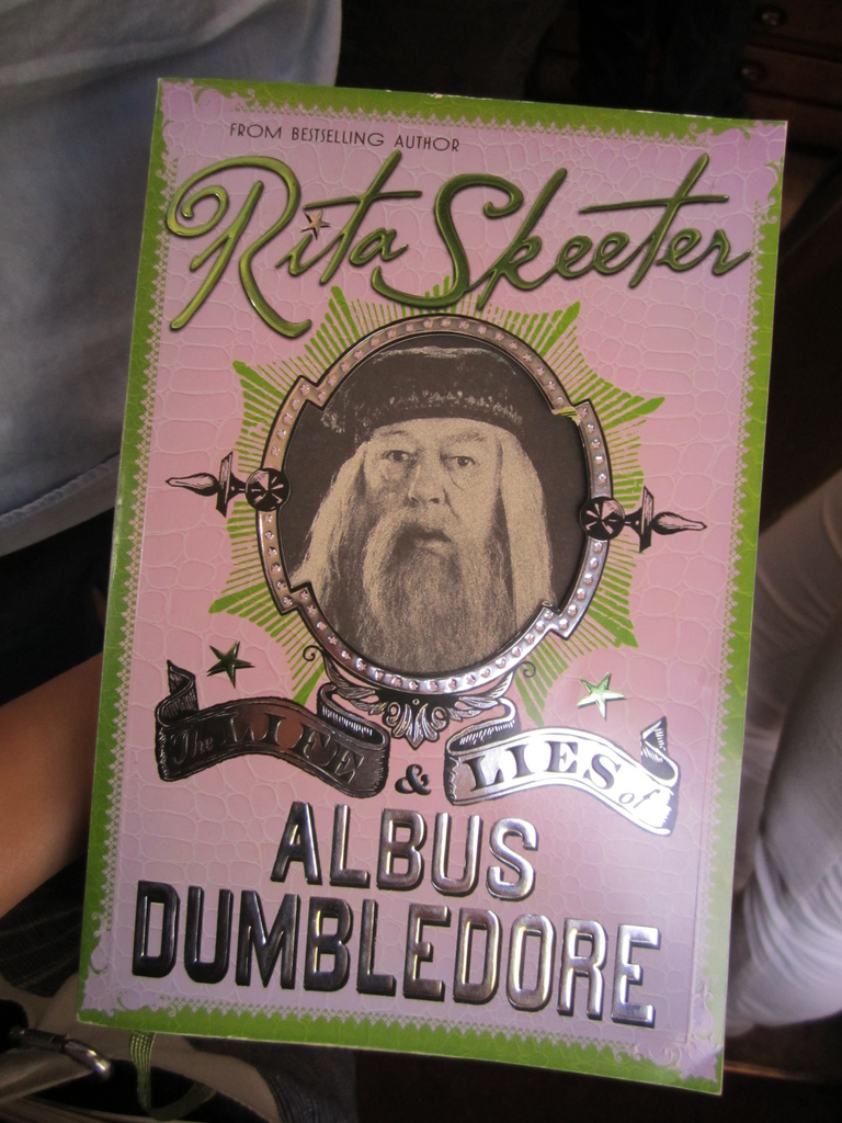 Primera imagen del libro ‘Vida y Mentiras de Albus Dumbledore’ HP_magicbooks_01