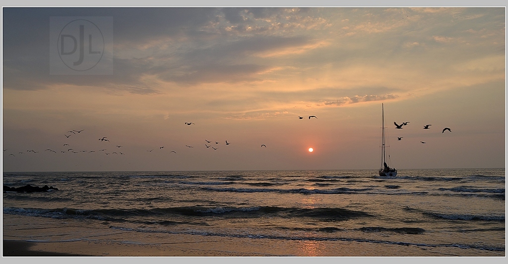 Gezellige zonsondergang aan zee in BLB 2896179-ca547d08daf8681d8655a577c9dbbc67