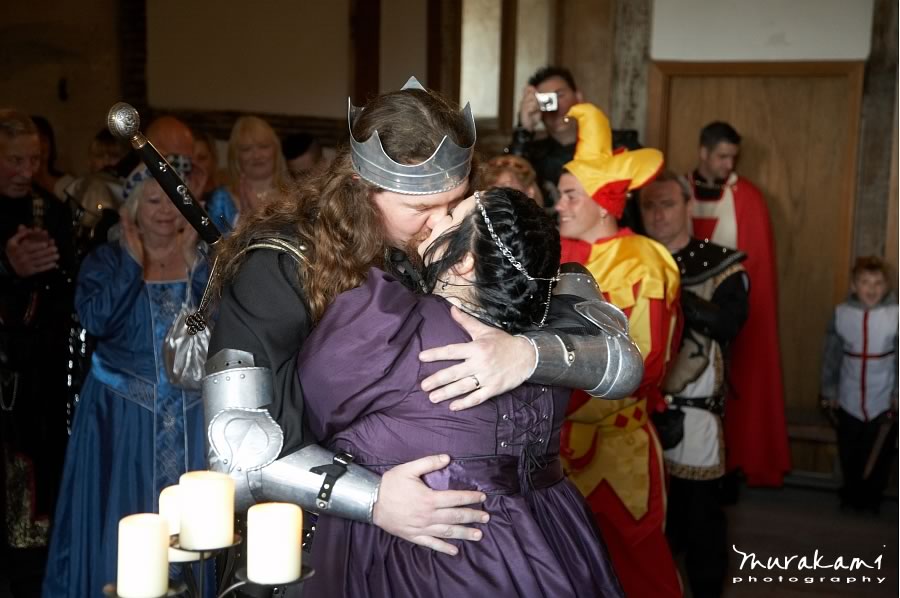 Saludos a ARKaNGeL Ml_medieval_first_kiss_wedding_dorset