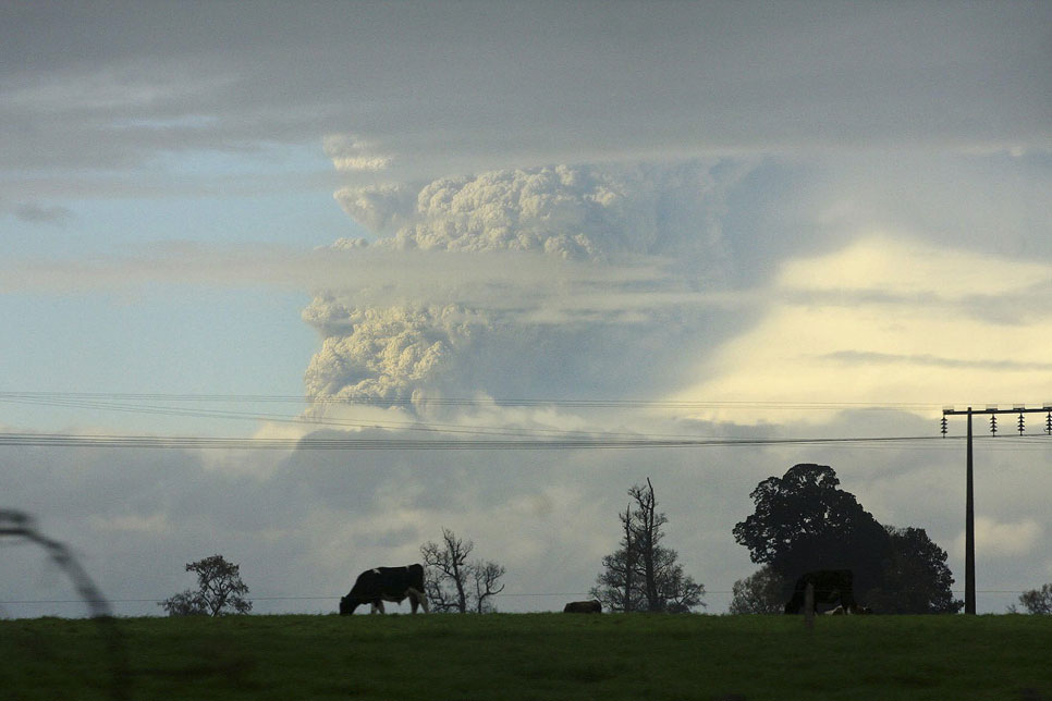 Comienzan las erupciones en Villa La Angostura STG101_CHILE-_0604_111