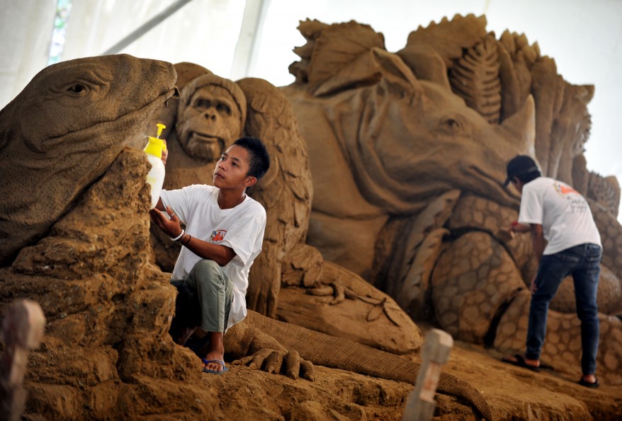 صورة وخبر .. حول العالم AFP_Indonesia_Java_Sand_Sculptures_16dec11-878x595