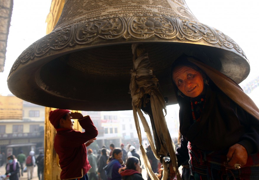 صورة وخبر .. حول العالم AP_Nepal_Buddhist_Bell_15dec11-878x612