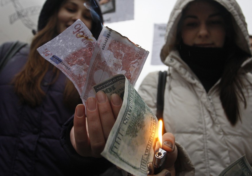 صورة وخبر .. حول العالم Reuters_EU_Ukraine_money_16dec11-878x614
