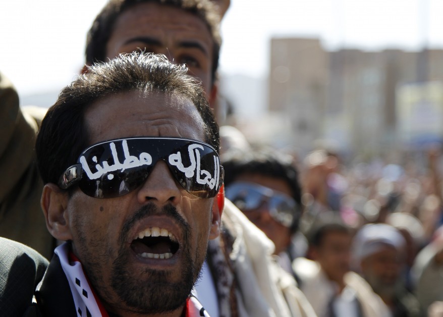 صورة وخبر .. حول العالم Reuters_Yemen_protests_16dec11-878x628