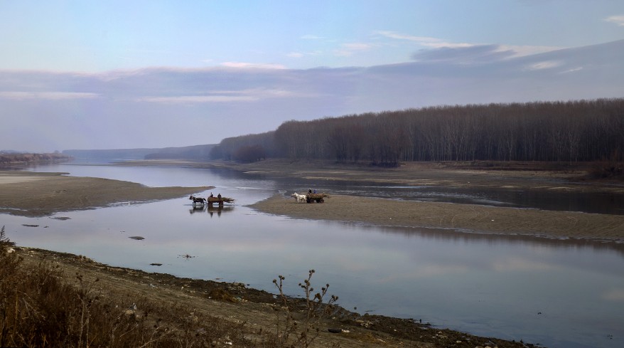 صورة وخبر .. حول العالم Ap_romania_drought_11Dec11-878x489