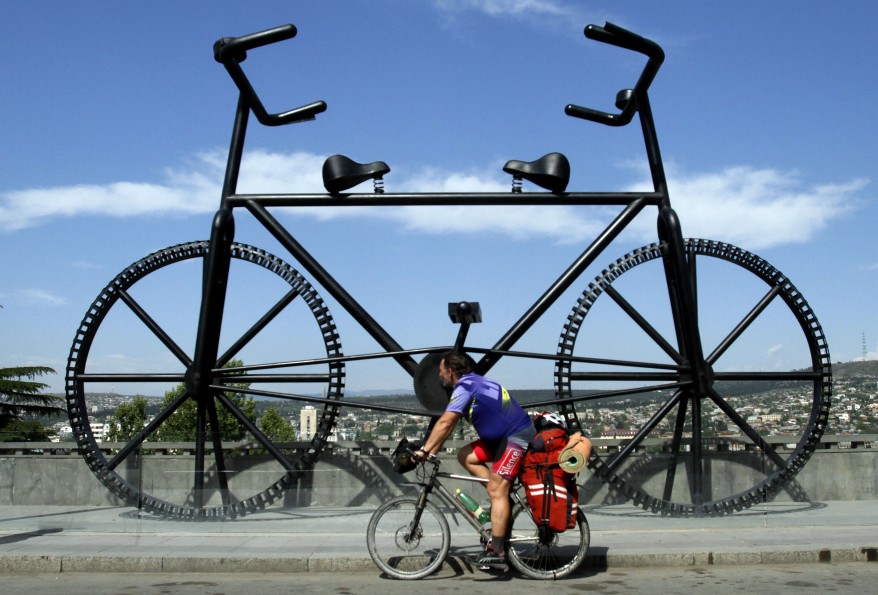 Bicikl kao spomenik , skulptura ili fenomen Reuters_georgia_giant_bicycle_01May12-878x595