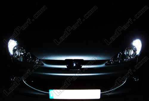 [NickCampbell] 206 Xs 1.6 16s black | ABS ? - Page 4 Veilleuse_xenon_led_blanche_Peugeot_206