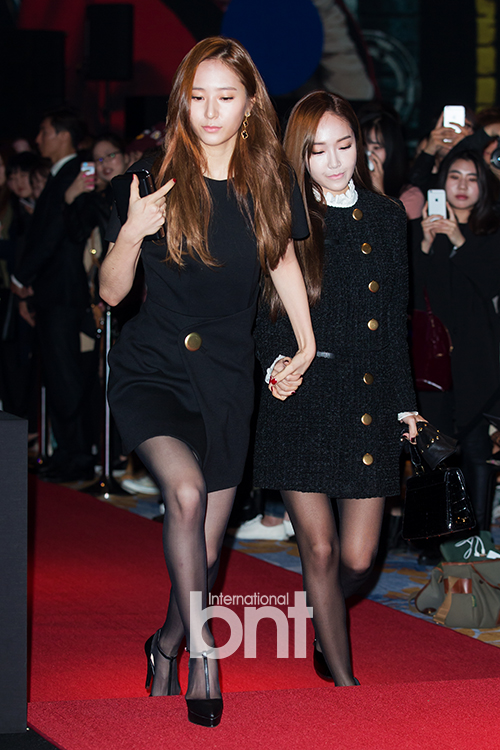 [PIC][27-10-2015]Jessica tham dự sự kiện "W KOREA 'LOVE YOUR W'" cùng Krystal vào tối nay Ff1bee4886bfa32bad3cf4cf92583063