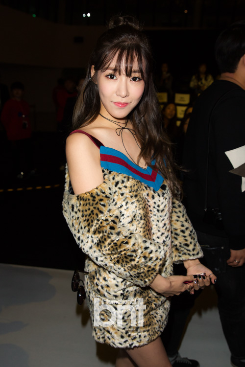 [PIC][24-03-2016]Tiffany tham dự Show diễn của thương hiệu "YCH" trong khuôn khổ "HERA SEOUL FASHION WEEK S/S 2016" vào sáng nay Ac199730ca2e91e203675bcd7276e702