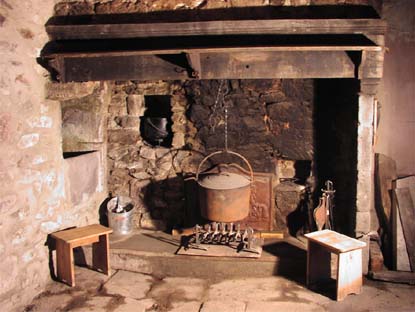 Ferme de Boulègue, en Ardèche : location salle d’activités ChemineeCuisine03