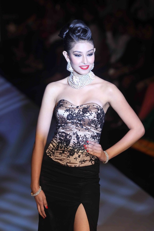 ★♔★Navneet Kaur Dhillon ★♔★(INDIA 2013) - Page 5 Navneet-kaur-walks-the-ramp-for-igi-jewellery-collection-at-iijw-2013-day-3-53154_600