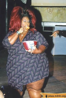 صيدات اعضائنااا!!! 000946-fat-overweight-black-woman-with-huge-red-hair-eating-kfc-chicken