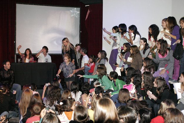 Tefi y Lucas estuvieron en el Fans Store _MG_0008%5B1%5D