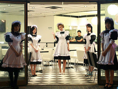 Themed Resto. 1st : VAMPIRE CAFE: A GOTH RESTAURANT TOKYO. Maid0