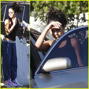 الحقوووو فانيسا بدونmake up Vanessa-hudgens-driving