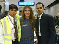 Primeiras fotos da banda em terras indianas! Steve_harris_fan_mumbai