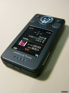 الجهــاز Sony Ericsson W580 باللون الرمـــادي والأزرق S11