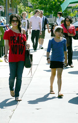 vanessa and her sister stella Vanessa-hudgens-lunch-101-5