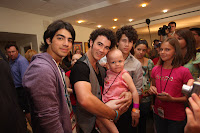 El Poder Juvenil de nuestras estrellas favoritas: Jobros-stjudehospital-9