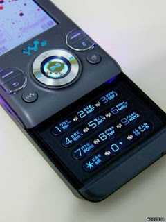 الجهــاز Sony Ericsson W580 باللون الرمـــادي والأزرق S15