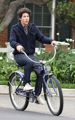 Nick Jonas tiene porno admiradora Nick-jonas-bike-1