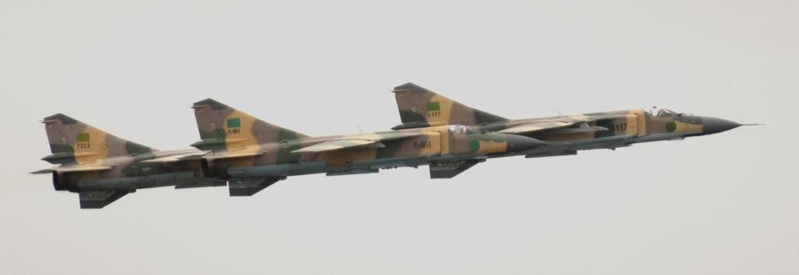 MIG 23 ليبية تطير على ارتفاع منخفض  MITIGA%2B30-10-2007%2BVUELO%2B2