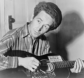 Un air de ressemblance 646px-Woody_Guthrie