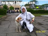 Penjelasan gambar siswi muslim memegang anjing & ba.bi ATT1813980