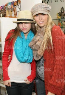 Pictures of Miley and her Mom Normal_06