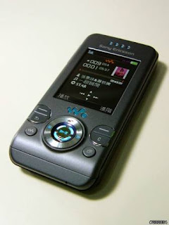 الجهــاز Sony Ericsson W580 باللون الرمـــادي والأزرق S10