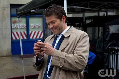 GretaSchou, la boisson préférée du forum! Misha-Collins-as-Castiel-tweeting-in-SUPERNATURAL-on-The-CW-2