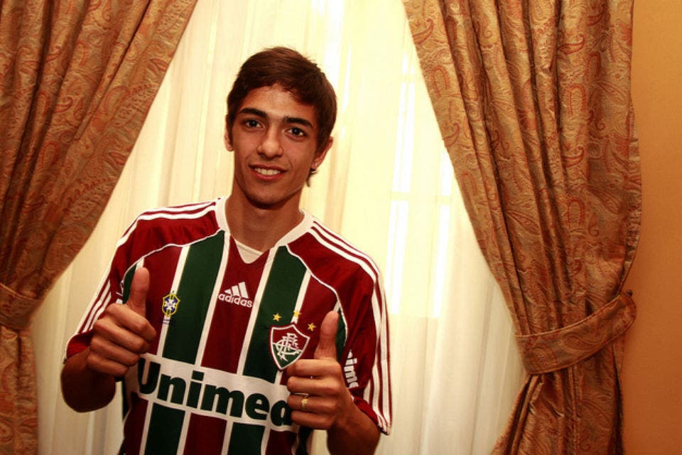 Lanzini loaned to Fluminense 1406310