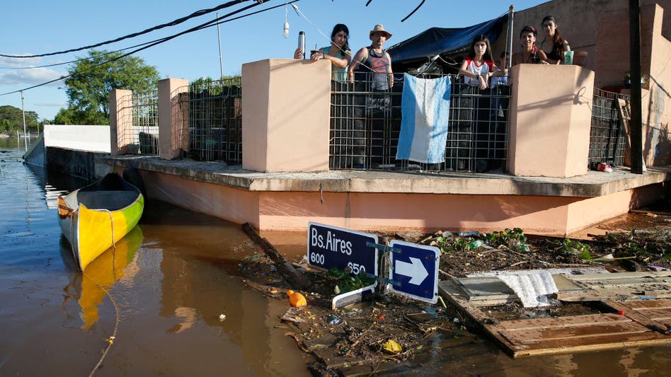 Argentina: inundaciones Crecidas-en-el-litoral-2134228w948
