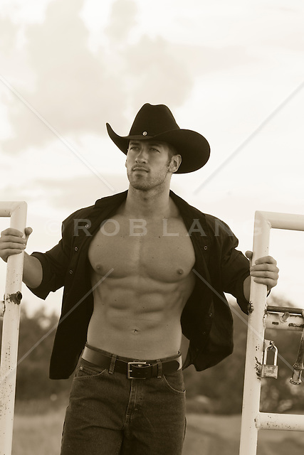 Sexys Vaqueros Handsome-muscular-cowboy-opening-up-a-fence