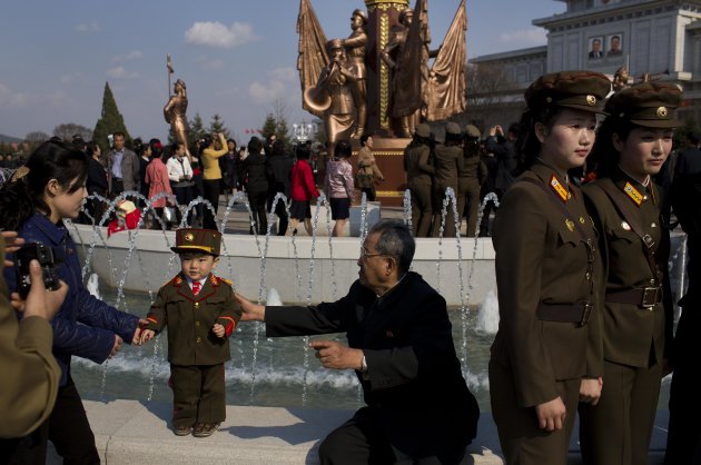 الحياة في كوريا الشماليه ..........متجدد  North-korea-military-3-630x418