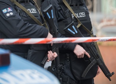 Njemačka : Naoružani azilant DRŽI TAOCE u banci  German-police-shuts-down-shopping-centre-after-terror-warning-3-390x285