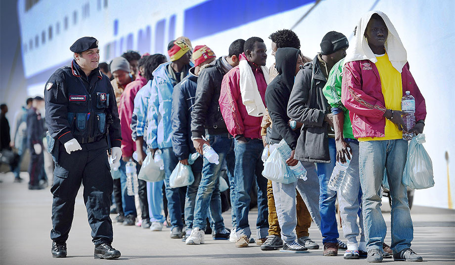  Italija: Policajcima rečeno da nose oružje i kada nisu na dužnosti  Pic_giant_embed920_042815_SM_Italy-Migrants-G