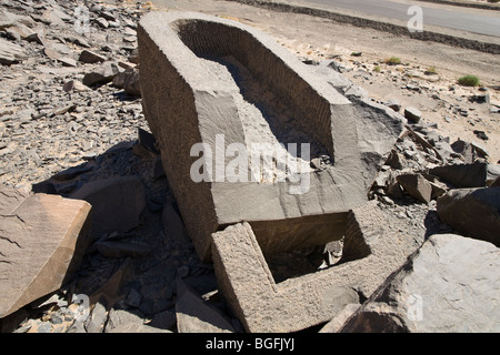 On s'y perd ! Cliquez ici pour remettre vos croyances dans le bon sens. - Page 12 Unfinished-sarcophagus-abandoned-in-the-schist-quarries-at-wadi-hammamat-bgfjyj