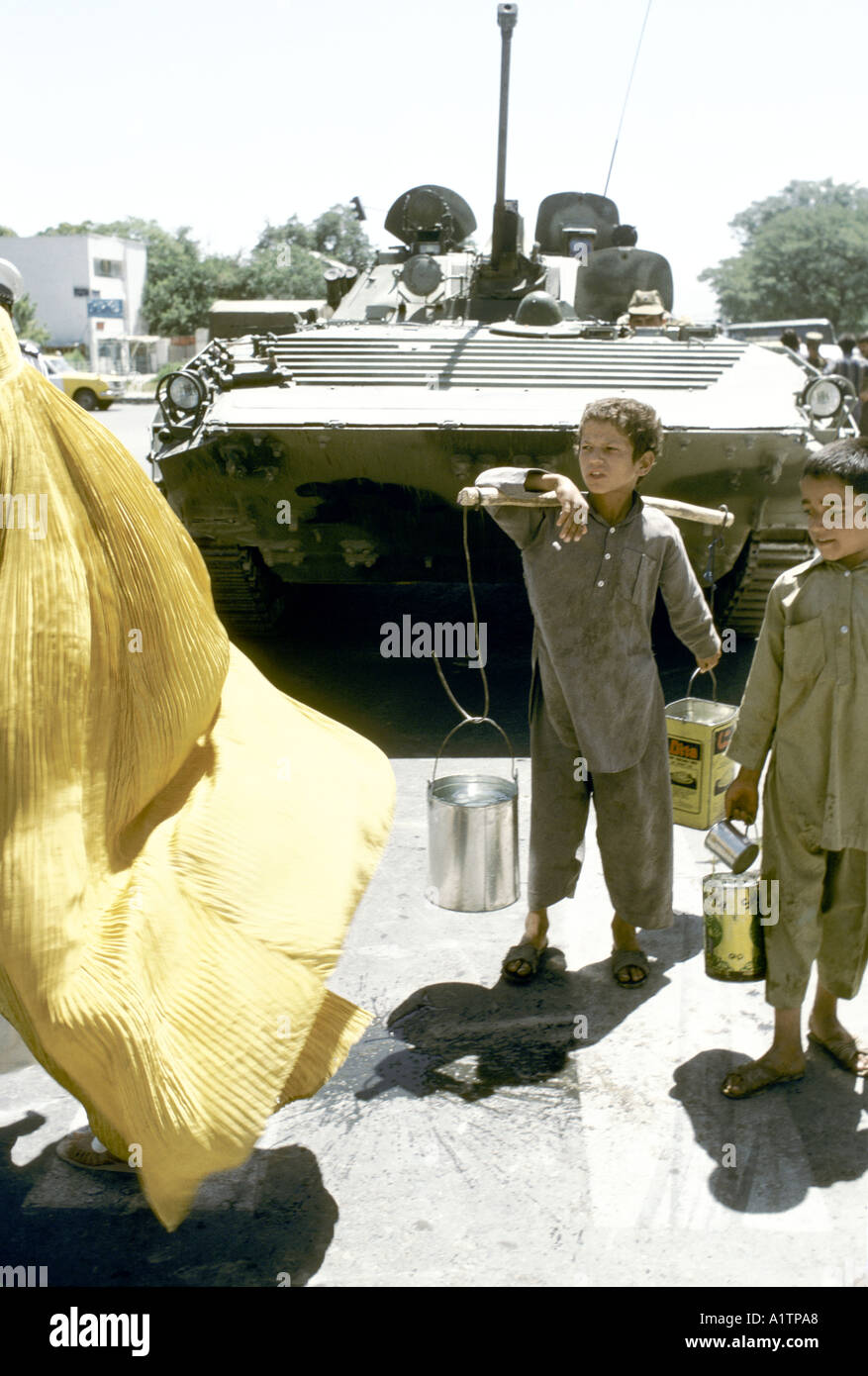 Soviet Afghanistan war - Page 6 Child-with-containers-of-water-in-front-of-soviet-tank-kabul-afghanistan-A1TPA8