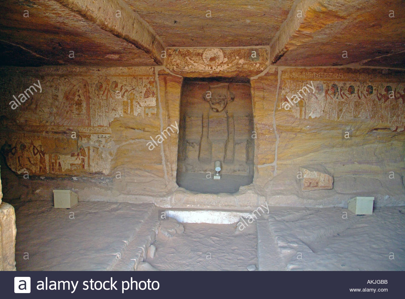 Tumba de Pennet Inner-sanctuary-of-ancient-egyptian-tomb-of-penniut-relocated-to-a-AKJGBB