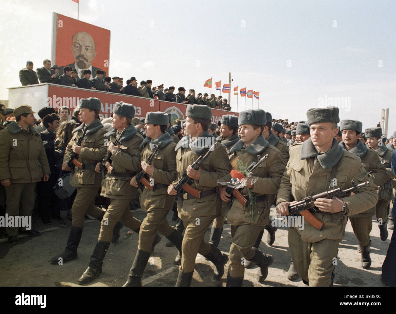 Soviet Afghanistan war - Page 6 Soviet-soldiers-parading-on-the-limited-contingent-s-withdrawal-from-B938XC