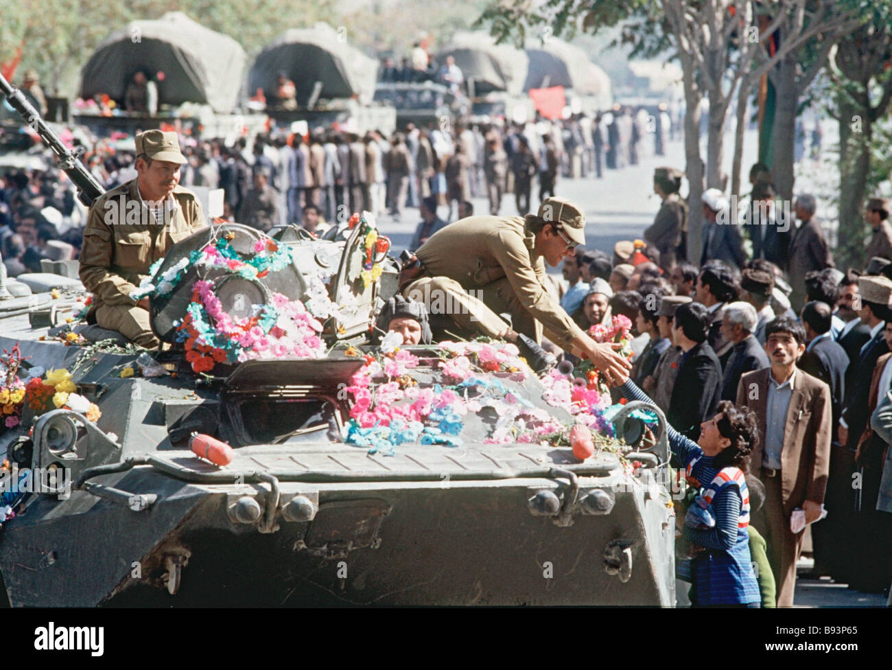 Soviet Afghanistan war - Page 6 Civilians-greet-six-soviet-regiments-returning-from-afghanistan-in-B93P65